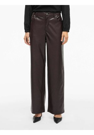 Pantaloni wide-leg in ecopelle bordeaux con texture liscia, tasche frontali e chiusura con bottone, abbinati a tacchi a punta neri.