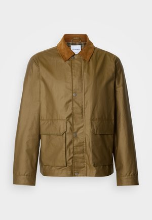 Bruine gewaxte jas met een tan corduroy kraag, voorzien van twee voorzakken en drukknoopsluitingen, gemaakt van waterafstotend materiaal.