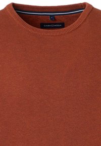 Sweter wykonany z dzianiny w kolorze rdzy, z prążkowanym, okrągłym dekoltem. Charakteryzuje się gładką fakturą i kontrastowym paskowanym detalem wewnątrz kołnierza. Widoczna metka marki.