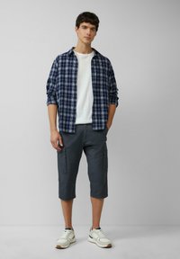 s.Oliver BERMUDA MIT CARGOTASCHEN - Shorts - schiefergrau