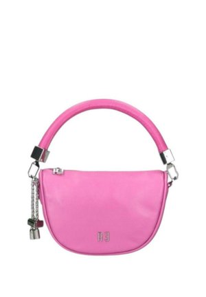Lyserød halvmåneformet håndtaske med tykt, buet håndtag, sølvkæde og hængelåsdetalje samt lille metal logo foran.