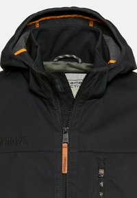 Veste noire avec capuche, présentant une accent orange. Elle a un zip à l'avant, un tissu texturé, des détails cousus et une doublure en mesh à l'intérieur.