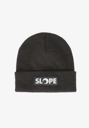Gebreide beanie in donkergrijs met een omgevouwen boord. Heeft een rechthoekige patch met het woord "SLOPE" in vette witte letters en een cirkelvormig ontwerp.