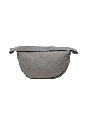 Sac gris matelassé avec une forme incurvée, une large bandoulière, une fermeture zippée et une texture en damier. Matériau léger et doux.