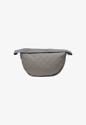 Sac gris matelassé avec une forme incurvée, une large bandoulière, une fermeture zippée et une texture en damier. Matériau léger et doux.