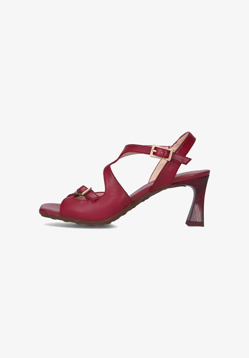 Sandalo da donna in pelle rossa con punta aperta, tacco medio curvo, cinturino alla caviglia con fibbia dorata e dettaglio fibbia decorativa anteriore.