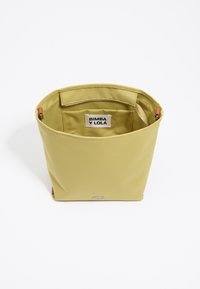 Borsa tote in nylon gialla con apertura superiore, dotata di un'etichetta in tessuto all'interno. Include una tasca con zip e dettagli in pelle marrone.