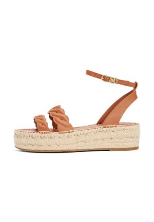 Sandale à plateforme en cuir marron clair avec des brides avant tressées, une bride de cheville avec boucle dorée et une semelle en jute tressée.