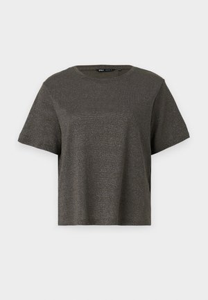 Rövid ujjú, sötétszürke póló, amely enyhe fémes fényű, kerek nyakkivágással és laza szabással rendelkezik. Simább textúrájú, látható minták vagy díszítések nélkül.