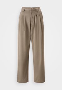 Lichtbeige high-waisted rechte broek met riemlussen, zijzakken en plooien aan de voorkant op een witte achtergrond.