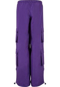 Lila Cargo-Hosen mit lockerer Passform, ausgestattet mit einem elastischen Bund und mehreren Seitentaschen, aus einem leichten Stoff hergestellt.