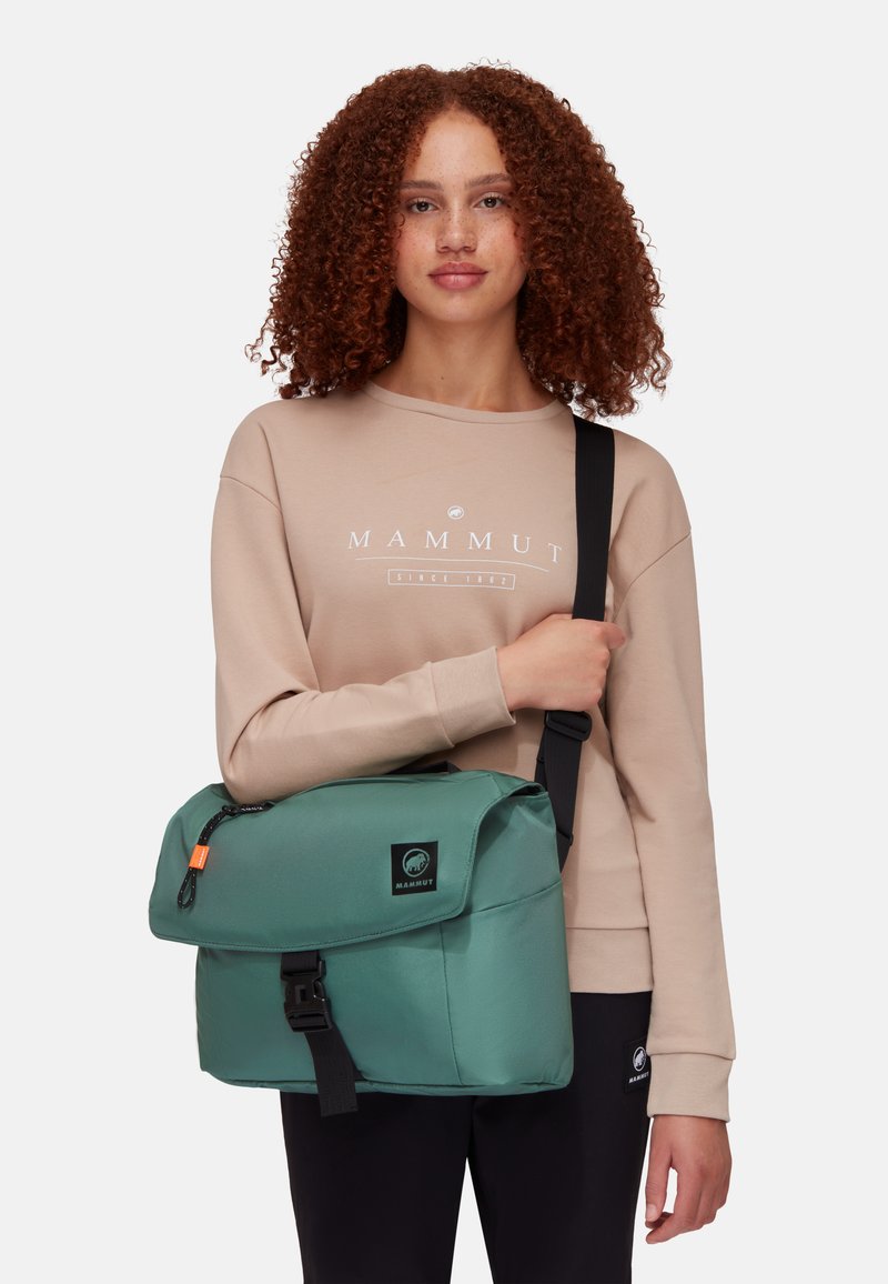 Borsa a tracolla verde con superficie texture, cinturino regolabile nero e ferramenta nera. Presenta una chiusura a patta e il logo del brand.