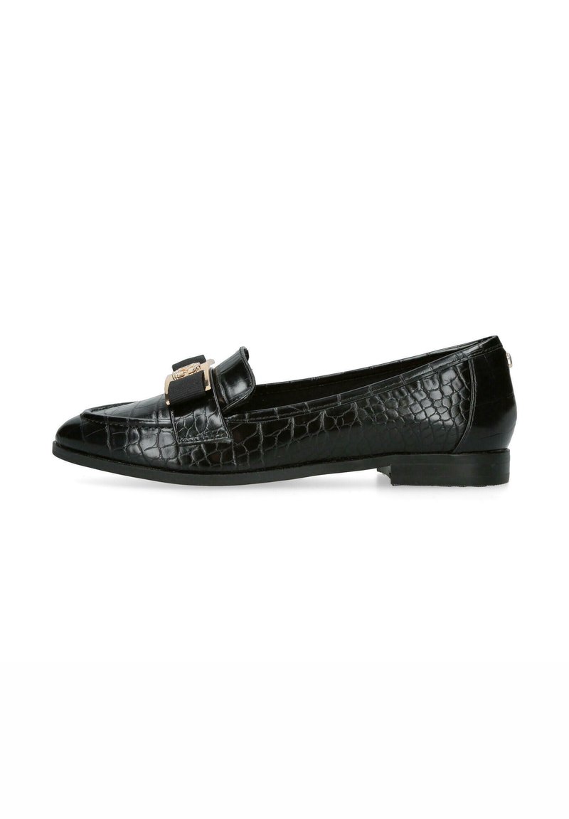 Chaussure plate en cuir noir à motif crocodile avec une boucle dorée et un détail de ruban noir à l'avant.