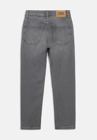 Jeans in denim grigio con fit dritto, dotati di una patch in pelle marrone con logo in vita e due tasche posteriori. Rifinitura pulita all'orlo.