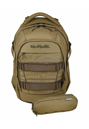 Sac à dos tactique marron avec plusieurs compartiments zippés et sangles, accompagné d'une petite pochette zippée assortie.
