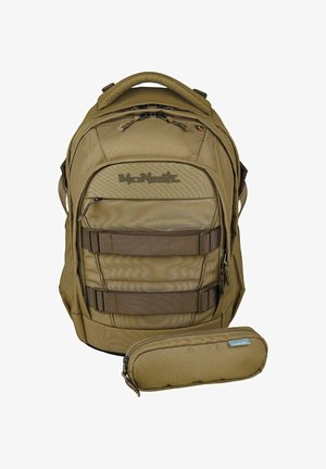 Sac à dos tactique marron avec plusieurs compartiments zippés et sangles, accompagné d'une petite pochette zippée assortie.