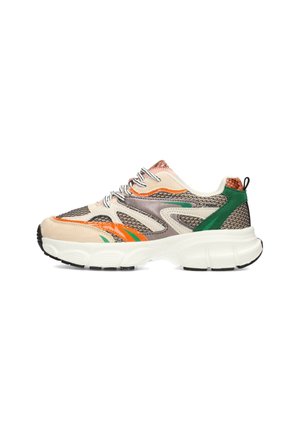 Sneakers massives en mesh et daim, présentant des accents orange, vert et marron, avec des semelles intermédiaires blanches et une semelle extérieure noire texturée.
