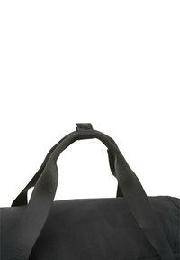 Bolsa de deporte negra con dos asas de textil resistentes. Presenta una superficie texturizada y un cierre a presión en la parte superior para un cierre seguro.