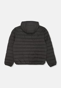 Svart pufferjacka med huva, med ett kviltat mönster, ribbade ärmslut och rundad fåll, tillverkad av ett glansigt, nylonliknande material.