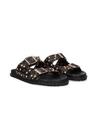 Sandalias negras con acentos de tachuelas, que presentan dos hebillas ajustables, diseño de punta abierta y una suela texturizada con herrajes en tono dorado.