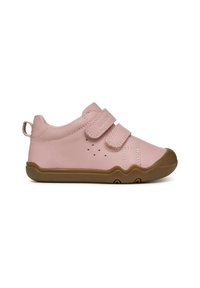 Chaussures pour tout-petits de couleur rose avec un extérieur en cuir lisse, deux bandes Velcro et une semelle en caoutchouc marron dotée d'un motif ondulé. Des trous de ventilation sont présents.