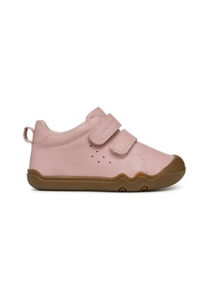 Roze peuterschoenen met een gladleren buitenkant, twee klittenbandstraps en een bruine rubberen zool met een golvenpatroon. Ventilatiegaten aanwezig.