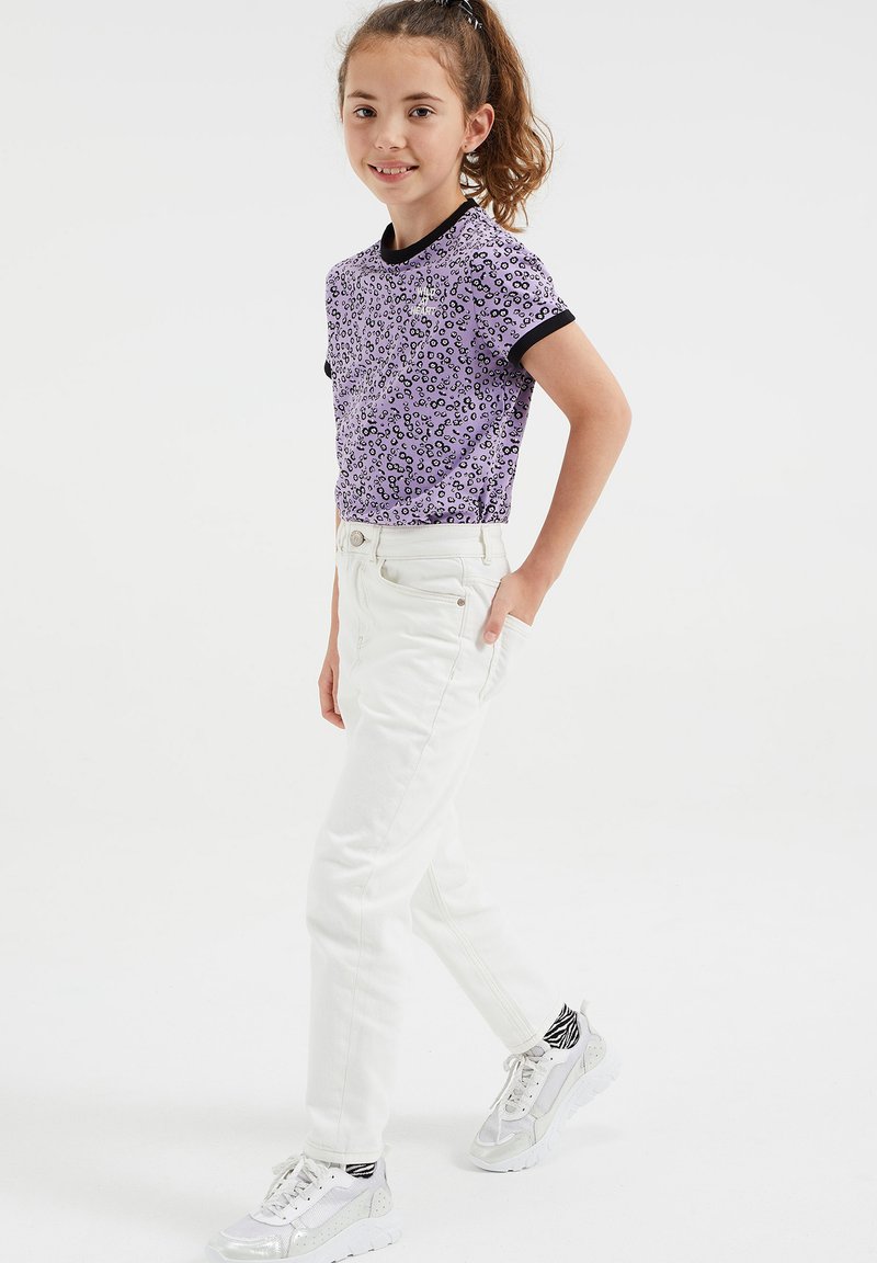 WE Fashion Slim fit jeans wit