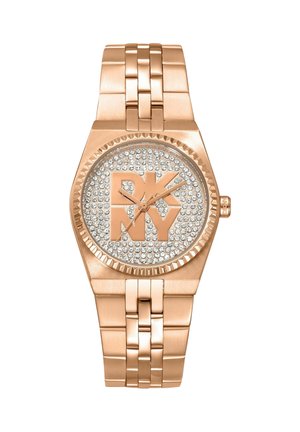 Armbanduhr aus roségoldfarbenem Metall mit kristallbesetztem Zifferblatt, das große "DKNY"-Buchstaben und drei roségoldene Zeiger zur Anzeige der Zeit zeigt.