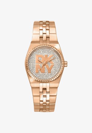 Armbanduhr aus roségoldfarbenem Metall mit kristallbesetztem Zifferblatt, das große "DKNY"-Buchstaben und drei roségoldene Zeiger zur Anzeige der Zeit zeigt.