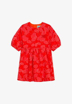 Rode peuterkleed met pofmouwen, ronde halslijn en geplooide rok. Heeft een gestructureerd bloemenpatroon en een effen oranje voering.