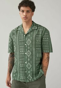 Next PRINTED NAVAJO STYLE SHORT SLEEVE - REGULAR FIT - Vapaa-ajan kauluspaita - khaki green