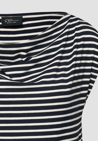 Zwart-wit horizontaal gestreept kortärmelig top met een ronde halslijn en een kleine geplooide detail nabij de kraag.