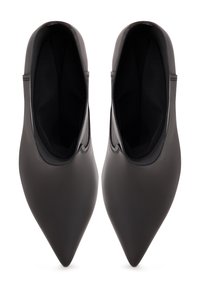 Scarpe a punta in materiale sintetico nero opaco con una finitura liscia e un design elasticizzato per facilitare l'inserimento. L'interno è dotato di una fodera in rete testurizzata.