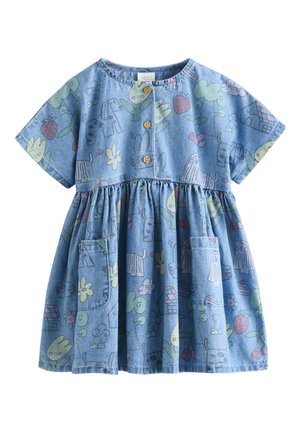 Plava dječja haljina s kratkim rukavima, gumbima sprijeda, dva džepa i razigranim uzorcima životinja, cvijeća, jagoda i kućica.