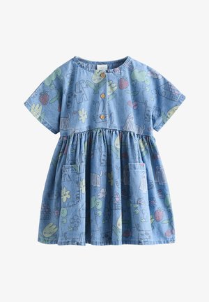 Robe bleue pour enfants à manches courtes, boutons sur le devant, deux poches et imprimés ludiques d'animaux, de fleurs, de fraises et de maisons.