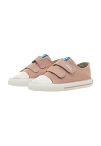 Zapatillas de lona rosas con puntera de goma blanca, correas de Velcro y acentos azules. Presentan una superficie texturizada y una suela blanca con una franja de color.