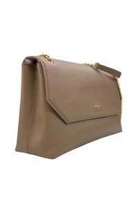 Borsa a spalla in pelle taupe con tracolla in catena dorata e chiusura a patta, vista angolata su sfondo bianco.