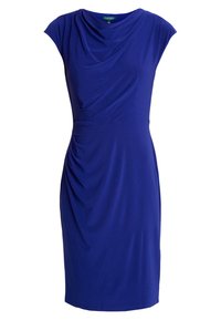 Abito aderente blu royal realizzato in tessuto morbido, con maniche a cappuccio, scollatura drappeggiata e dettagli arricciati di lato.