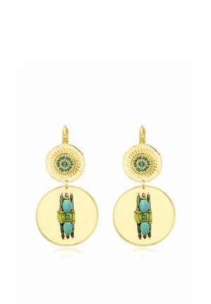 Boucles d'oreilles pendantes en or avec des disques circulaires, ornées d'incrustations de pierres turquoise et vertes formant des motifs géométriques.