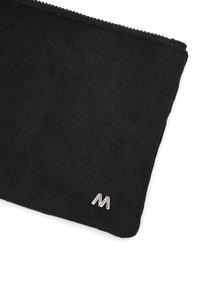 Crna kosočega torbica s akcentom srebrnogloga, s teksturiranom površinom i urednim šavovima. Kompaktni pravokutni dizajn.