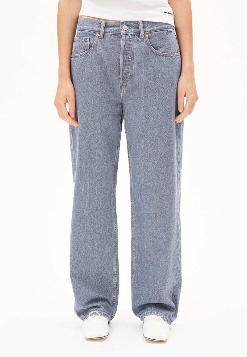 Jeans a gamba larga blu chiaro con una texture sbiadita, dotati di tasche frontali, chiusura con bottone e dettagli di cucitura a contrasto.