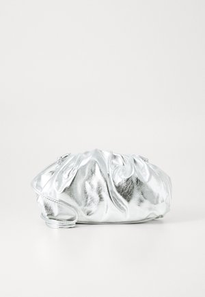 Sølvmetallic ruched clutch taske med tynd strop, blød rynket tekstur og rund, pung-lignende form på ensfarvet hvid baggrund.