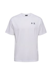 Hvid bomulds T-shirt med rund hals, korte ærmer og et lille marineblåt logo på brystet. Klassisk pasform og glat tekstur.