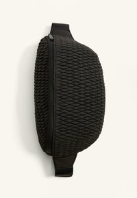 Geantă țesută neagră, cu o formă rotunjită, dotată cu închidere prin fermoar și o suprafață texturată. Include un mâner lateral pentru transport.