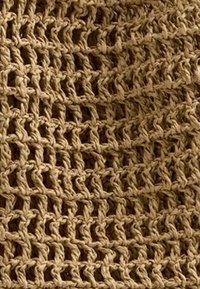 Gewebte, beige Seiltextur mit einem lockeren, offenen Gittermuster. Das Material ist faserig und weist Knoten auf, die im Design verstreut sind.