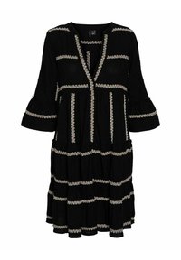 Robe noire avec décolleté en V, accents de broderie blanche décorative, manches cloche et ourlet en volants superposés. Fabriquée en tissu léger.
