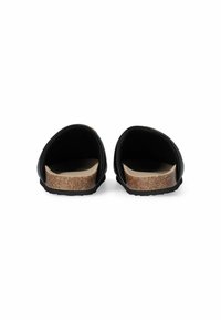 Zwarte slip-on sandalen met een gladde buitenzijde, kurken voetbed en een gestructureerde rubberen zool. Beschikt over een afgeronde open teen en een gecontourde vorm.
