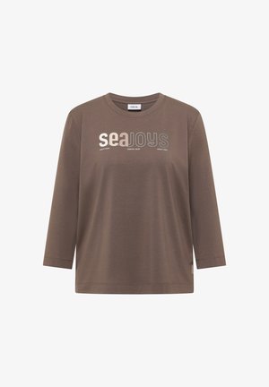Hnědé tričko s dlouhým rukávem z měkké látky, s nápisem „seaJOYS“ v různých barvách. Má kulatý výstřih a volnější střih.
