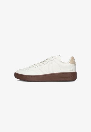 Witte leren sneaker met een textuur, een bruine rubberen zool en subtiele beige accenten. Bevat perforaties en veters voor een veilige pasvorm.