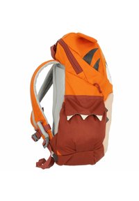 Mochila laranja com alças em malha cinza, apresentando um design lúdico e realces de dentes afiados em castanho e branco, com detalhes em tecido reforçado.